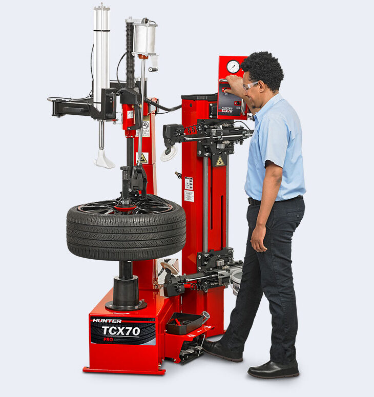 Man changing tyre with Hunter TCX70 Pro