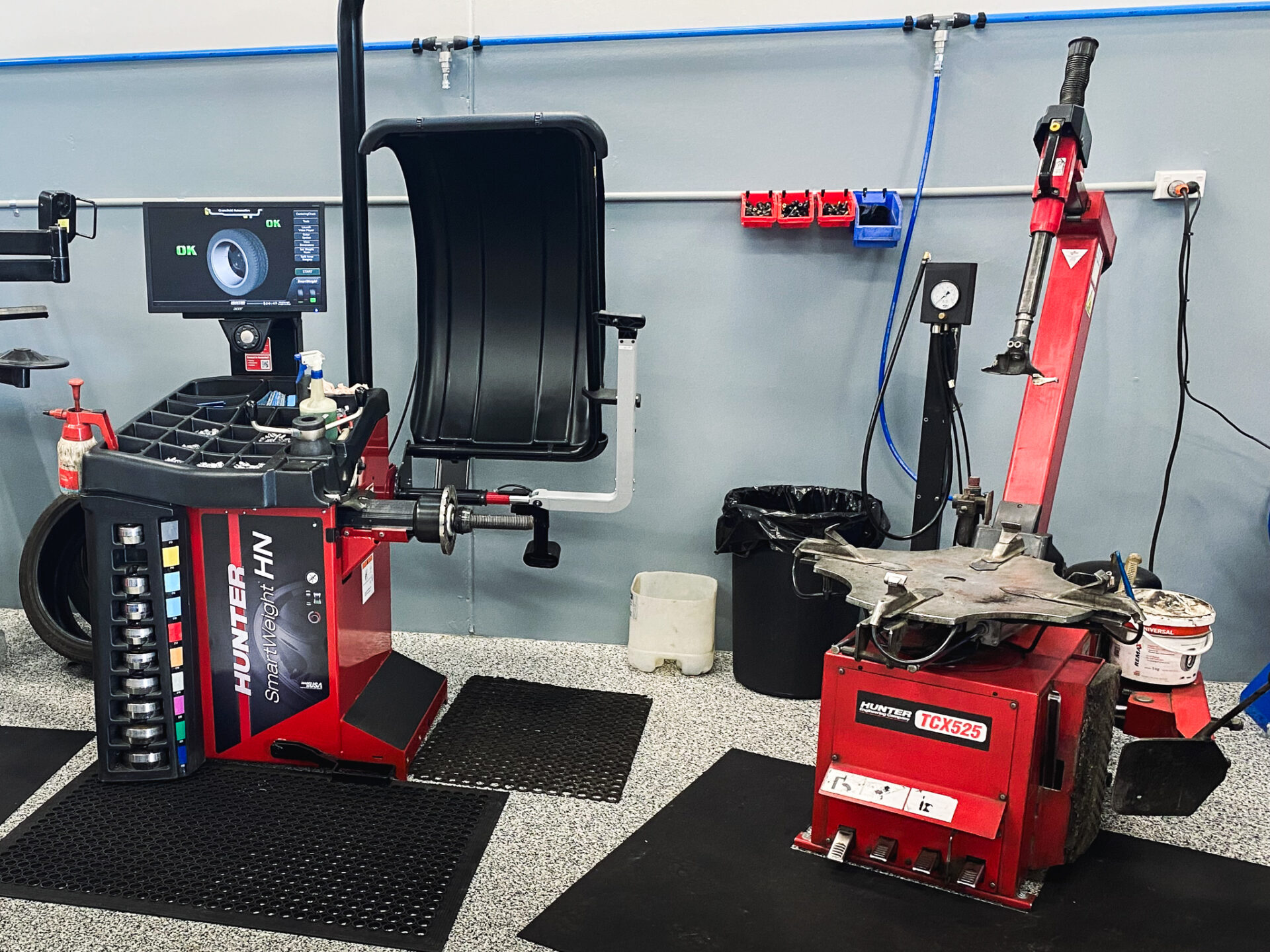 Hunter wheel balancing and tyre changing machine