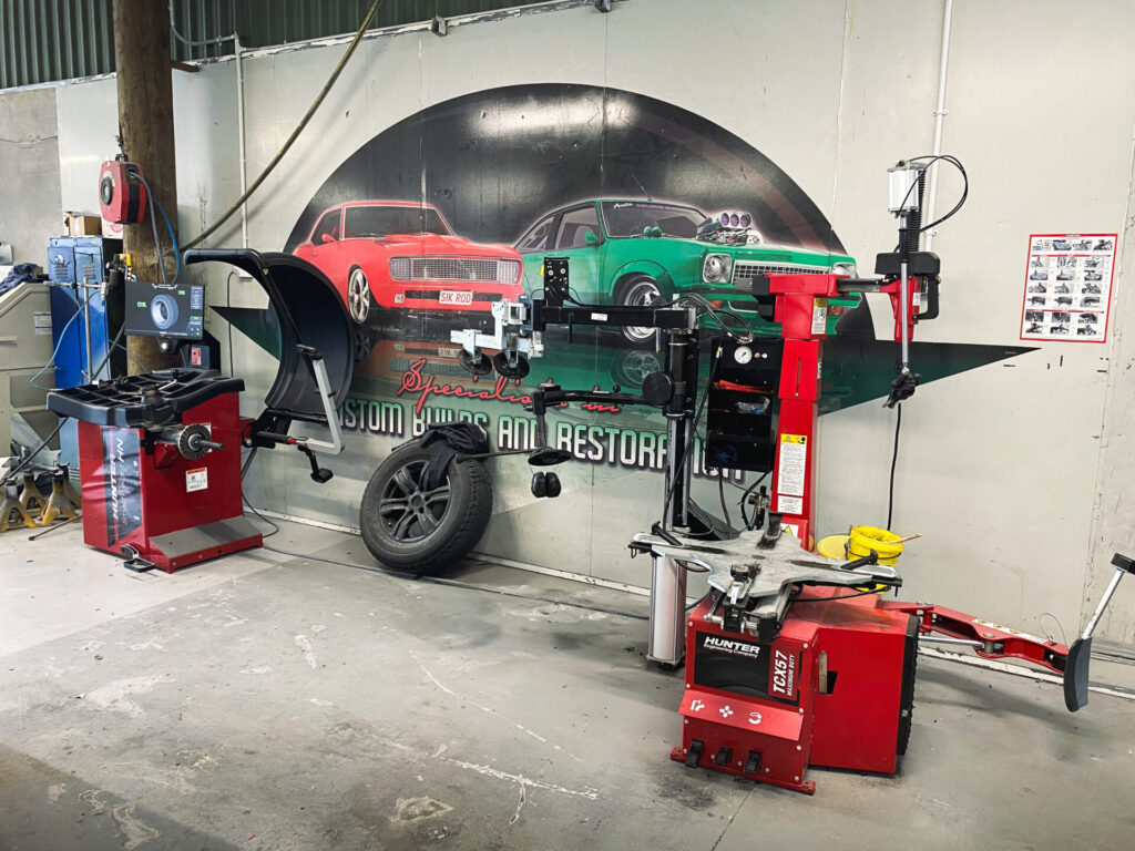 Red Hunter SmartWeight Hybrid wheel balancing machine and TCX57 tyre changer