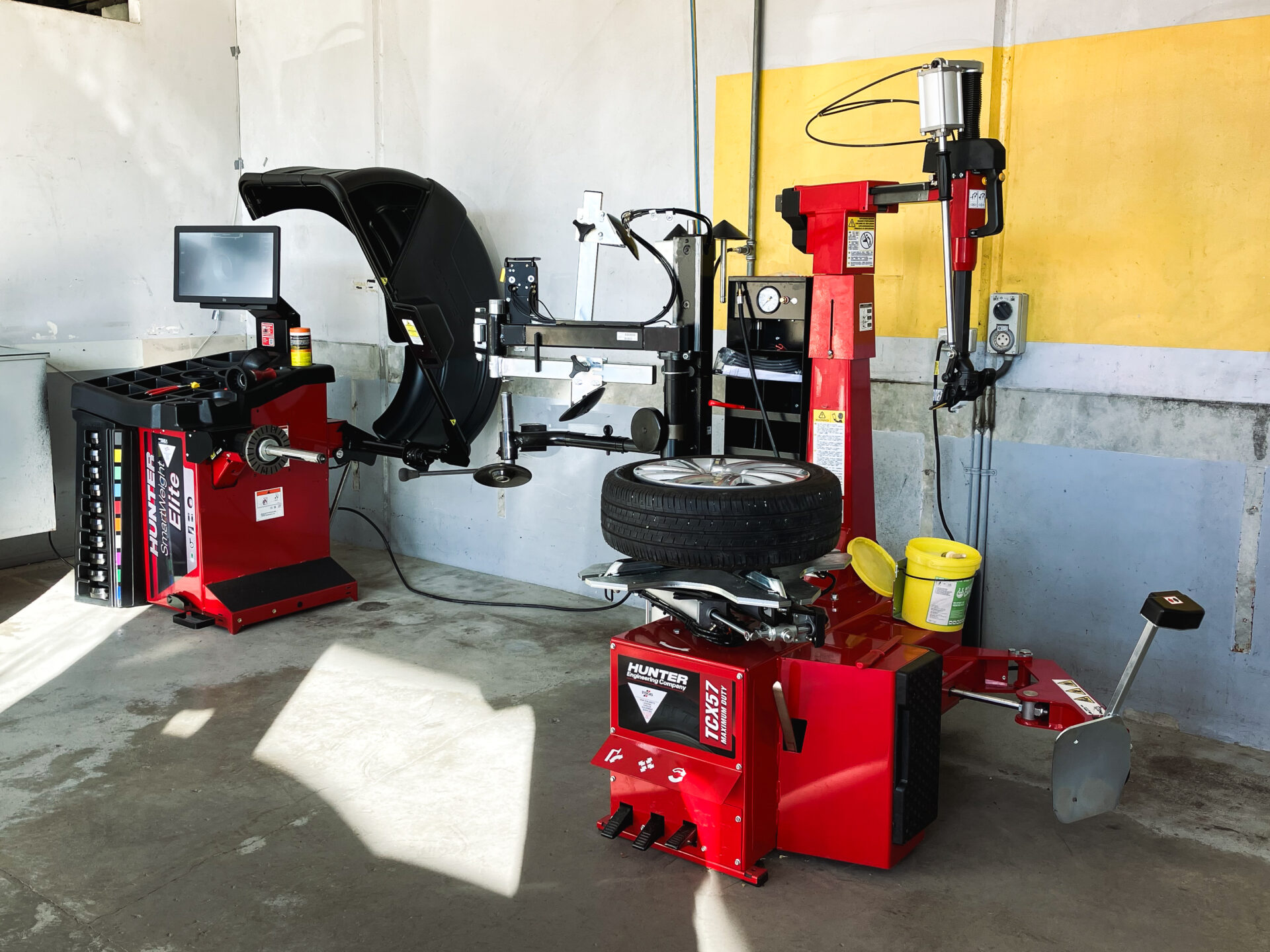 Hunter wheel balancer and tyre changer