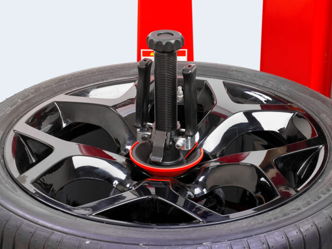Hunter TCX70 Pro tyre changer center clamp holding wheel